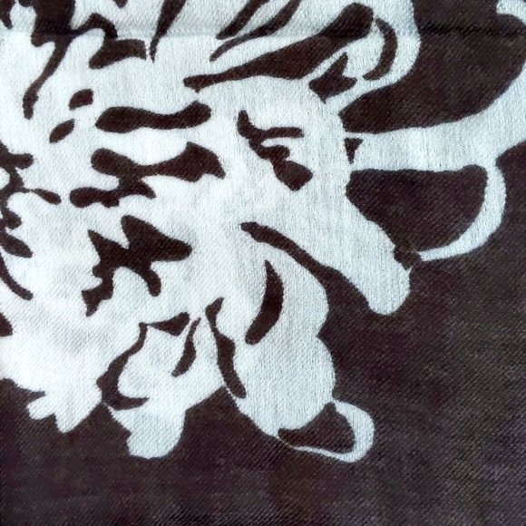 NWT. GAP Rayon/Wool blended floral scarf/wrap. - Picture 2 of 4